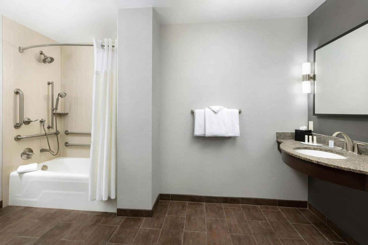 | Courtyard by Marriott Los Angeles Woodland Hills