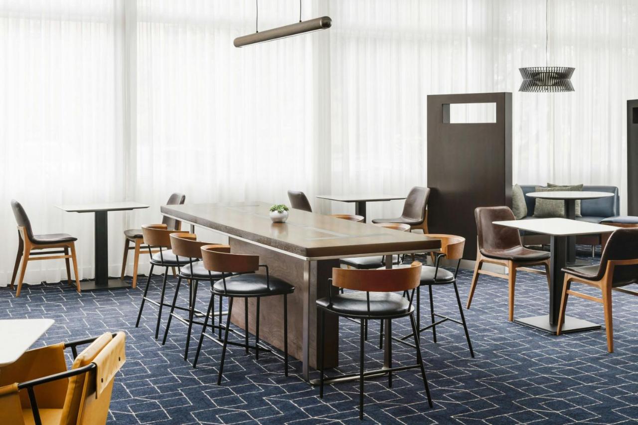 | Courtyard by Marriott Los Angeles Woodland Hills
