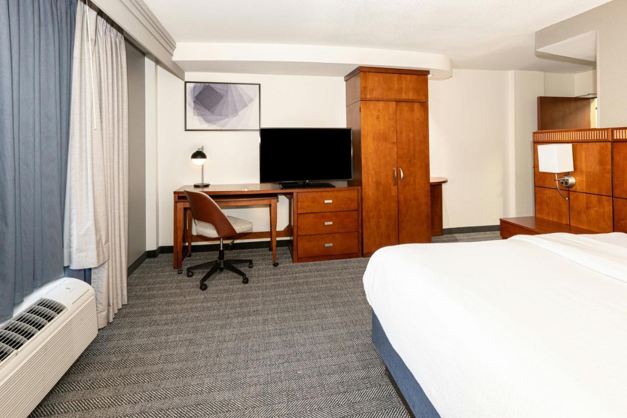 King Room at Courtyard by Marriott Wichita At Old Town