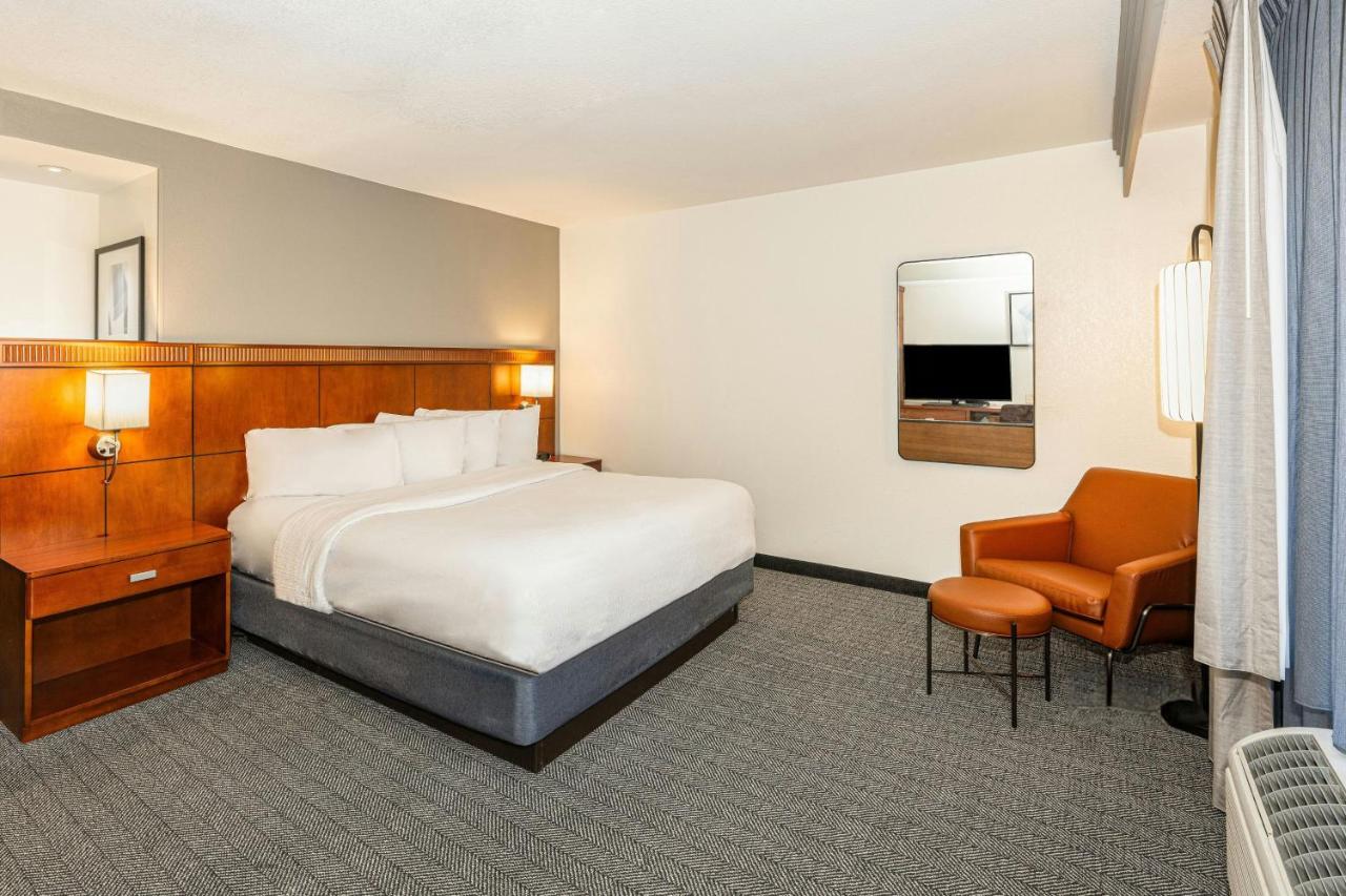 King Room at Courtyard by Marriott Wichita At Old Town