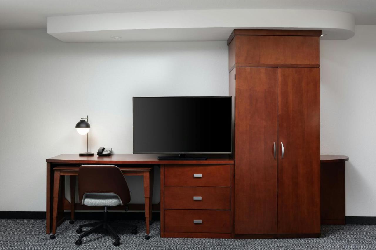 King Room at Courtyard by Marriott Wichita At Old Town