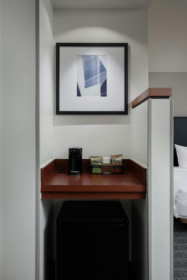 King Room at Courtyard by Marriott Wichita At Old Town