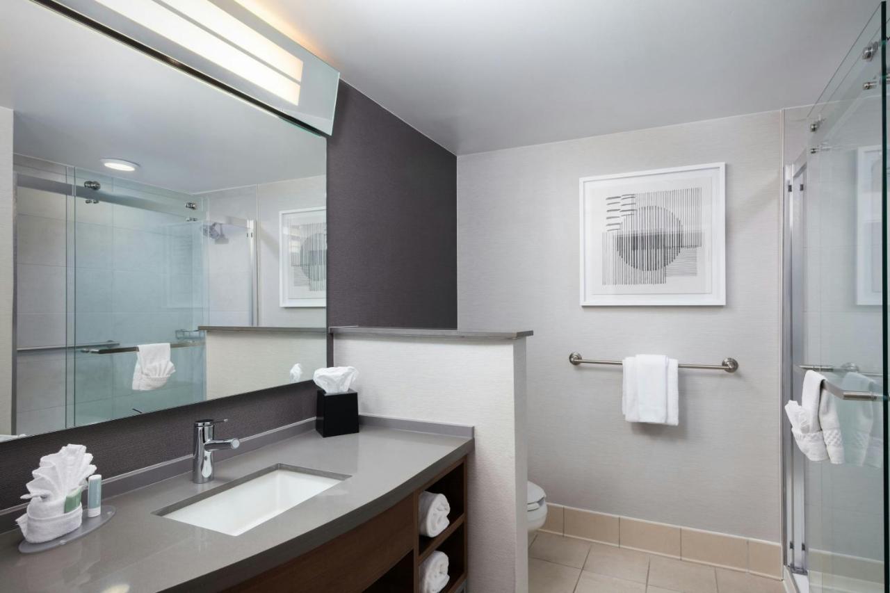King Room at Courtyard by Marriott Wichita At Old Town