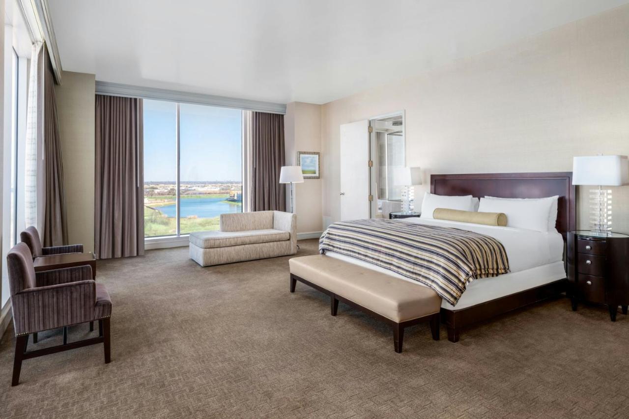 | Renaissance Dallas North Hotel