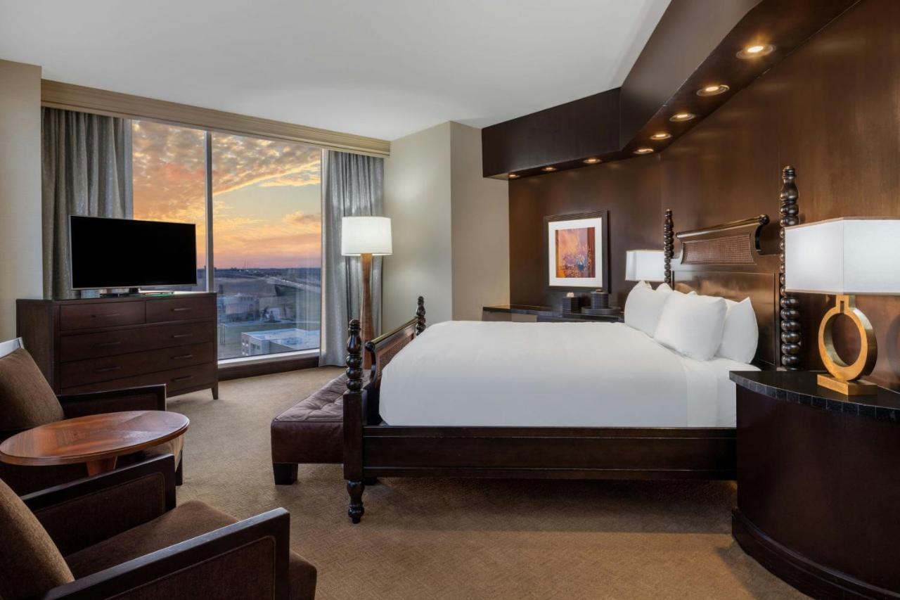 | Renaissance Dallas North Hotel