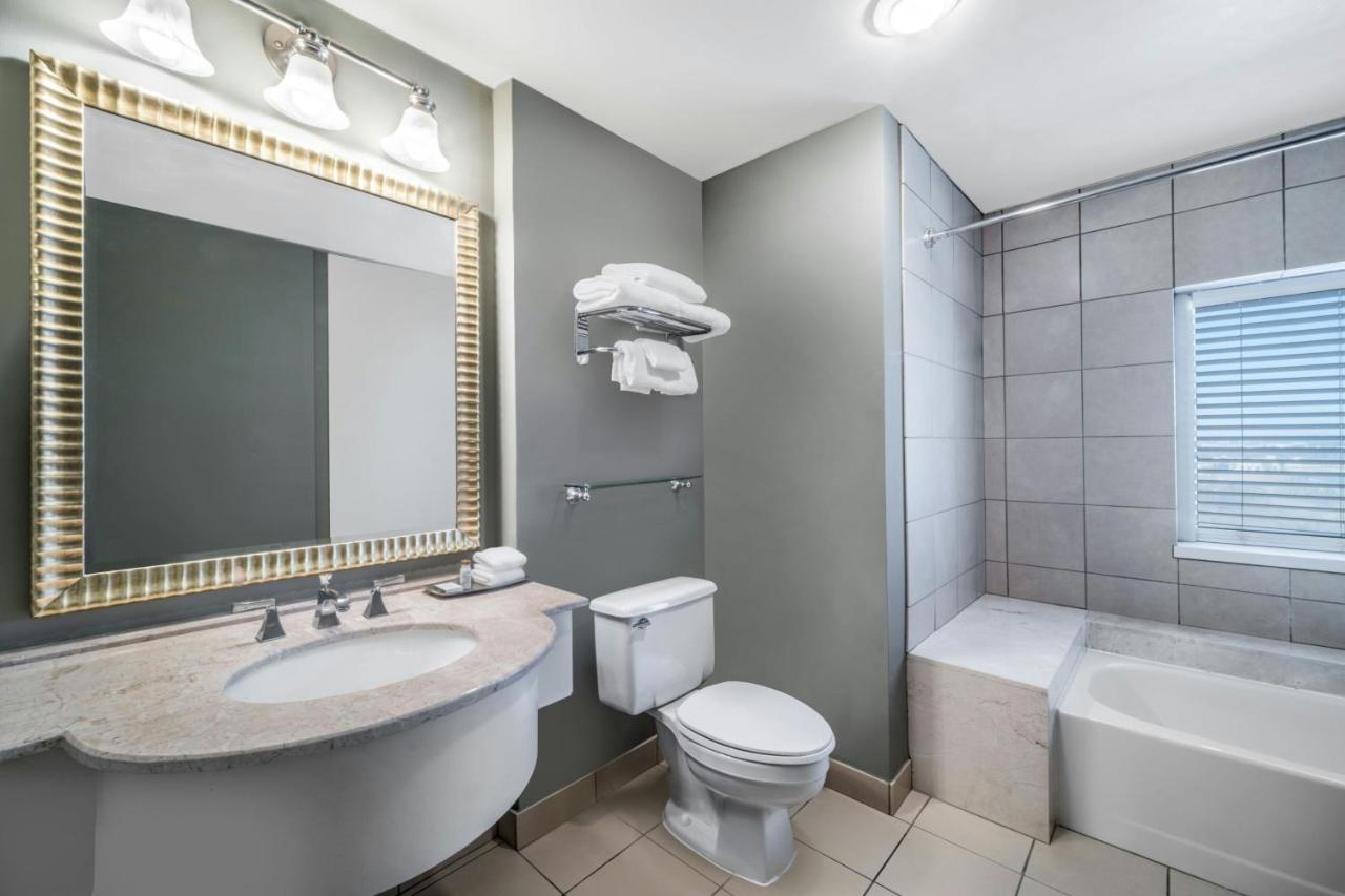| Renaissance Dallas North Hotel
