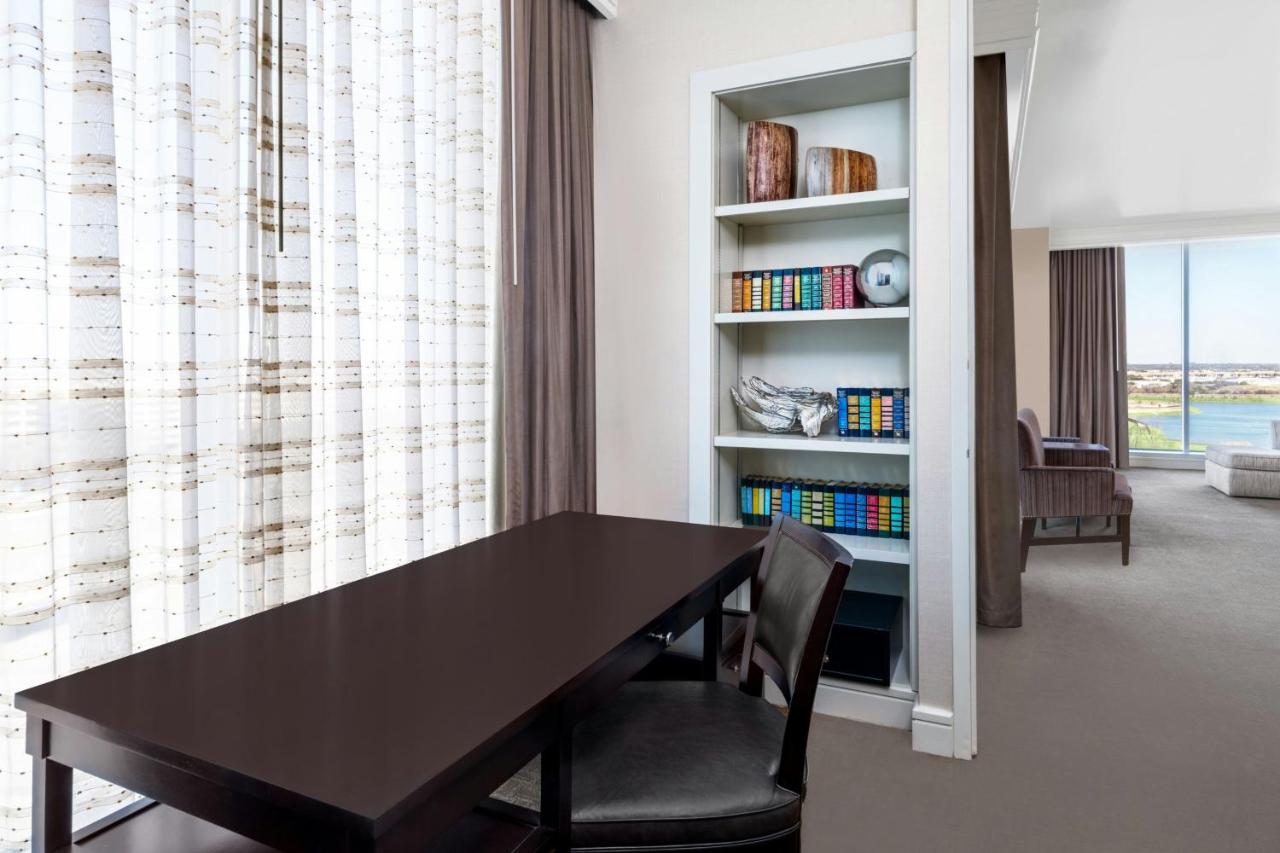 | Renaissance Dallas North Hotel
