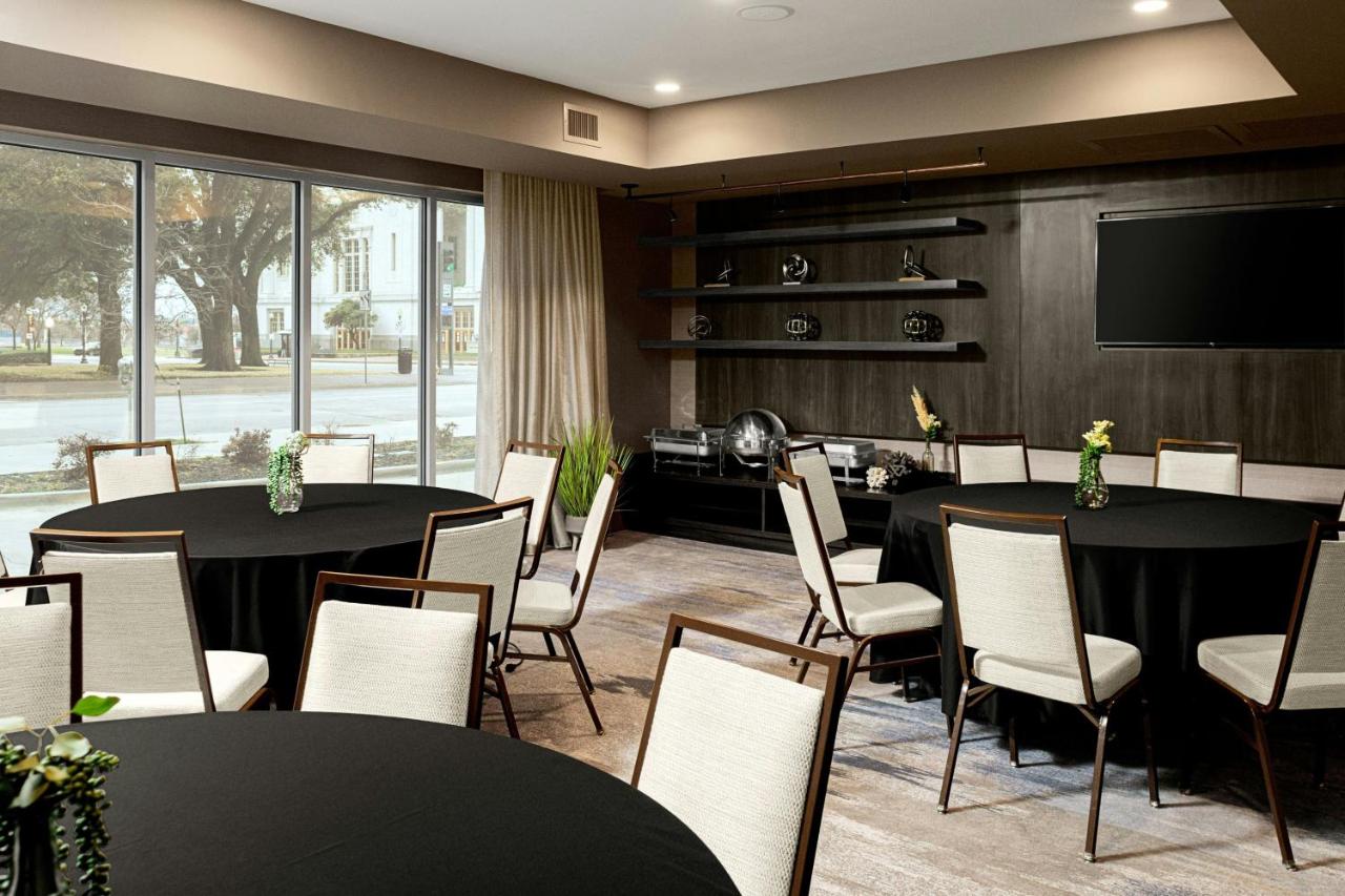 | Courtyard by Marriott Dallas Downtown/Reunion District