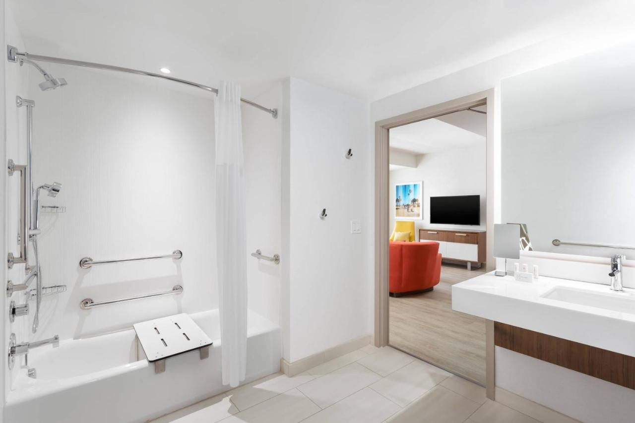| Courtyard by Marriott Santa Monica