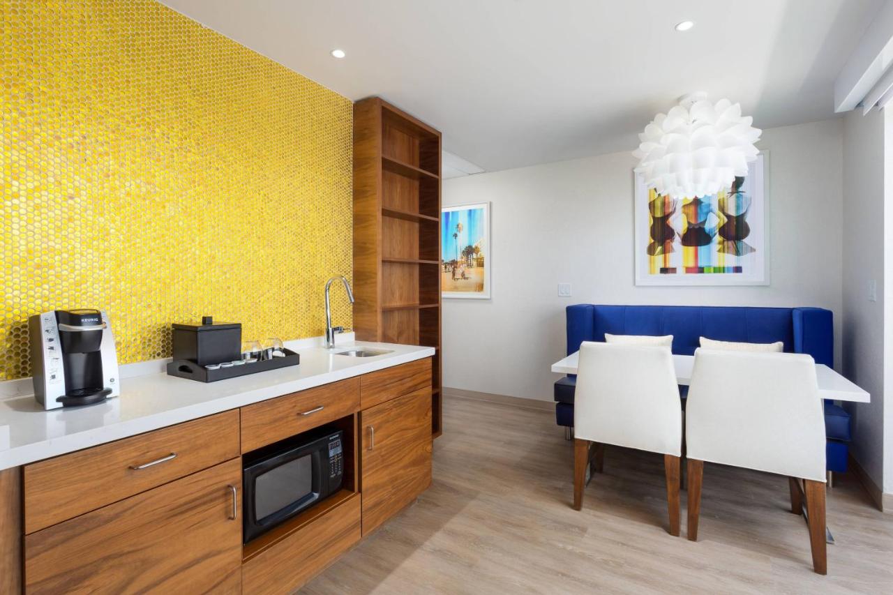 | Courtyard by Marriott Santa Monica