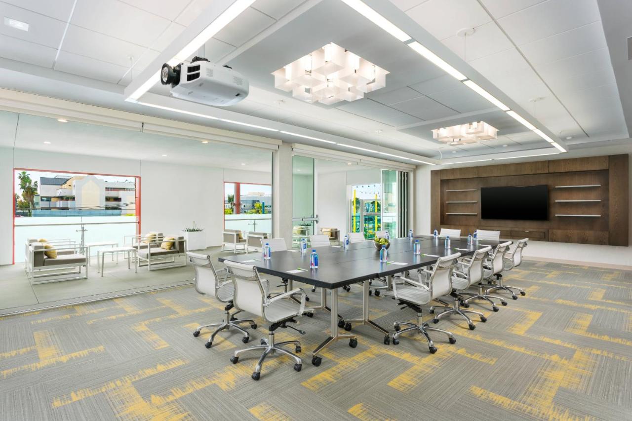 | Courtyard by Marriott Santa Monica