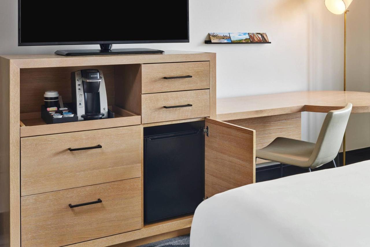 Standard King Room at Hotel Republic San Diego, Autograph Collection