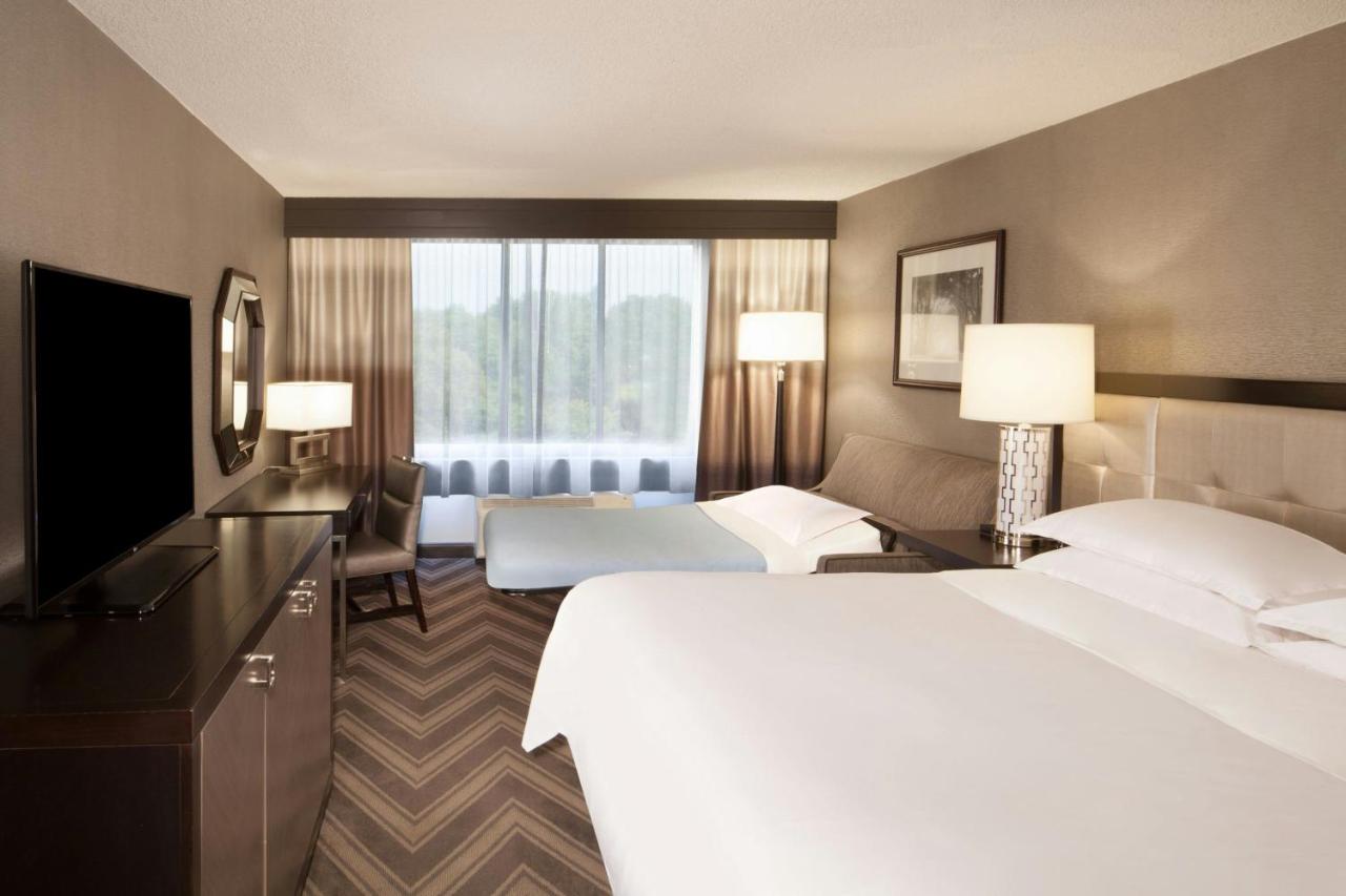 Guest Room, 1 King Bed, Sofa Bed at Sheraton Bucks County Langhorne