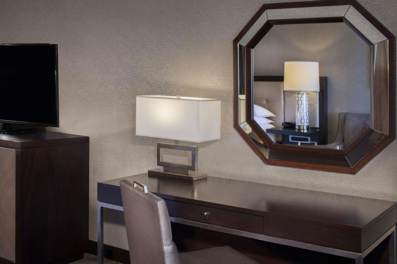 Guest Room, 1 King at Sheraton Bucks County Langhorne