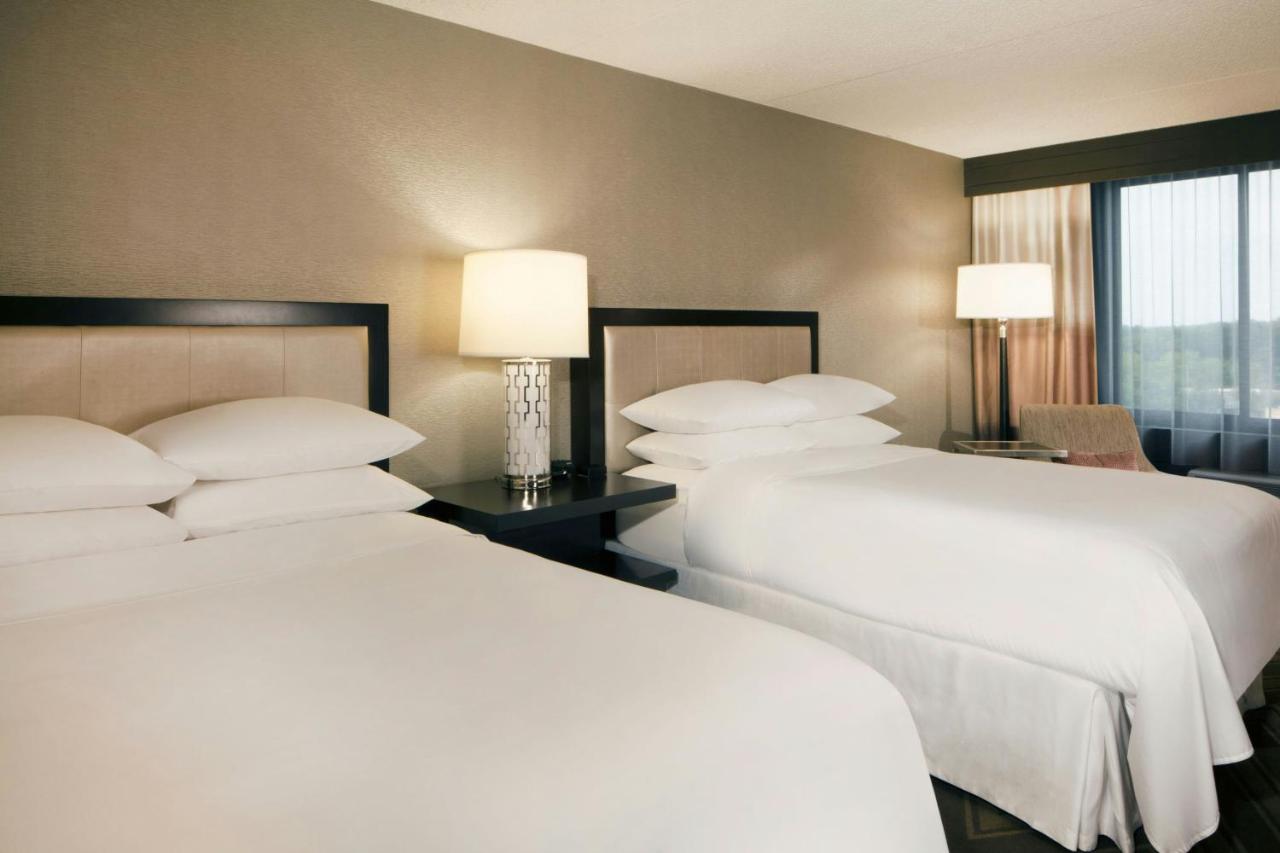 Guest Room, 2 Doubles at Sheraton Bucks County Langhorne