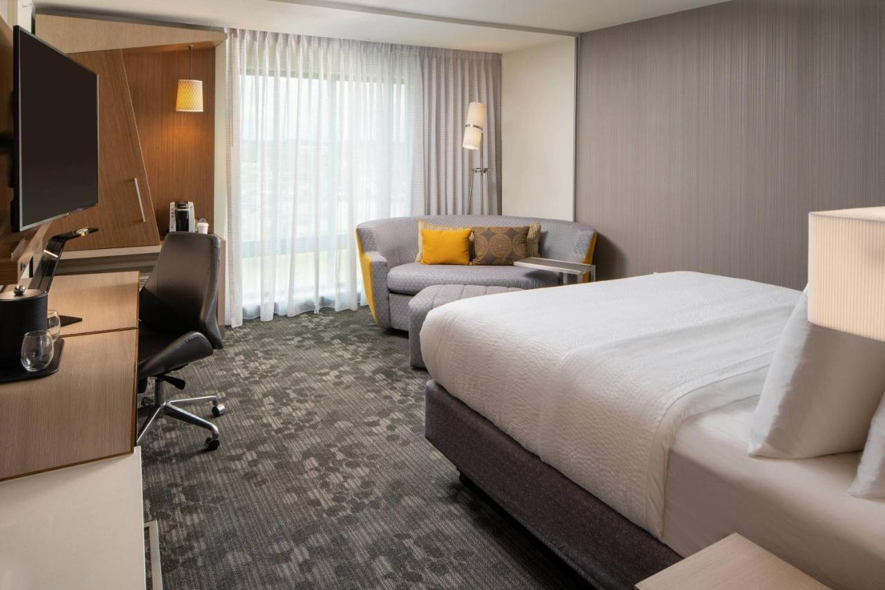 King Room with Sofa Bed at Courtyard by Marriott Lafayette South