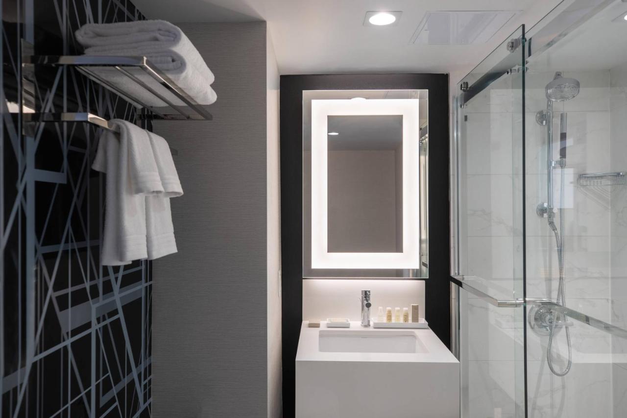| Renaissance Des Moines Savery Hotel
