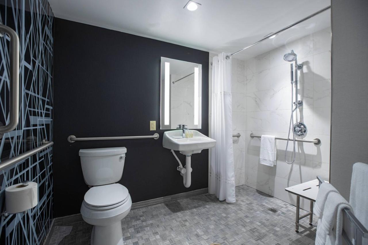 | Renaissance Des Moines Savery Hotel