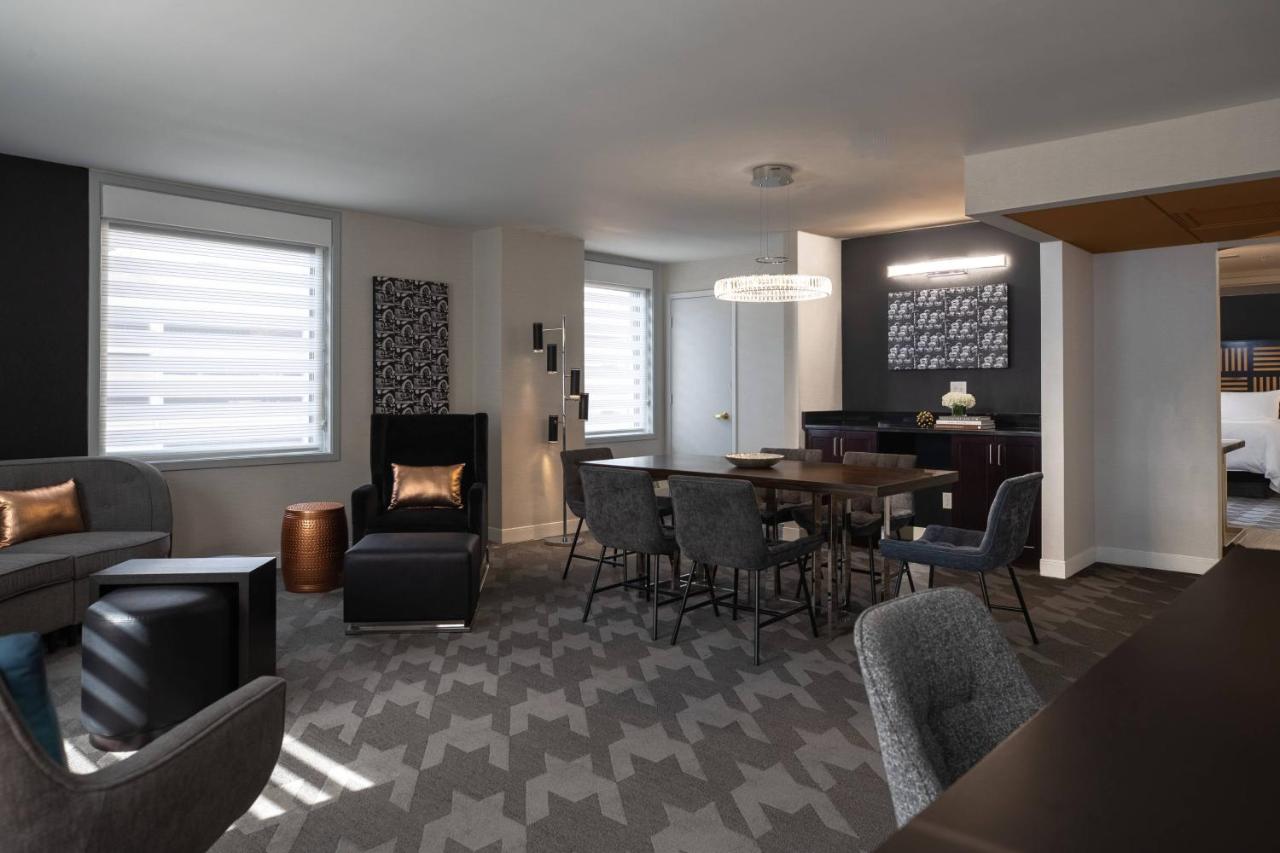 | Renaissance Des Moines Savery Hotel