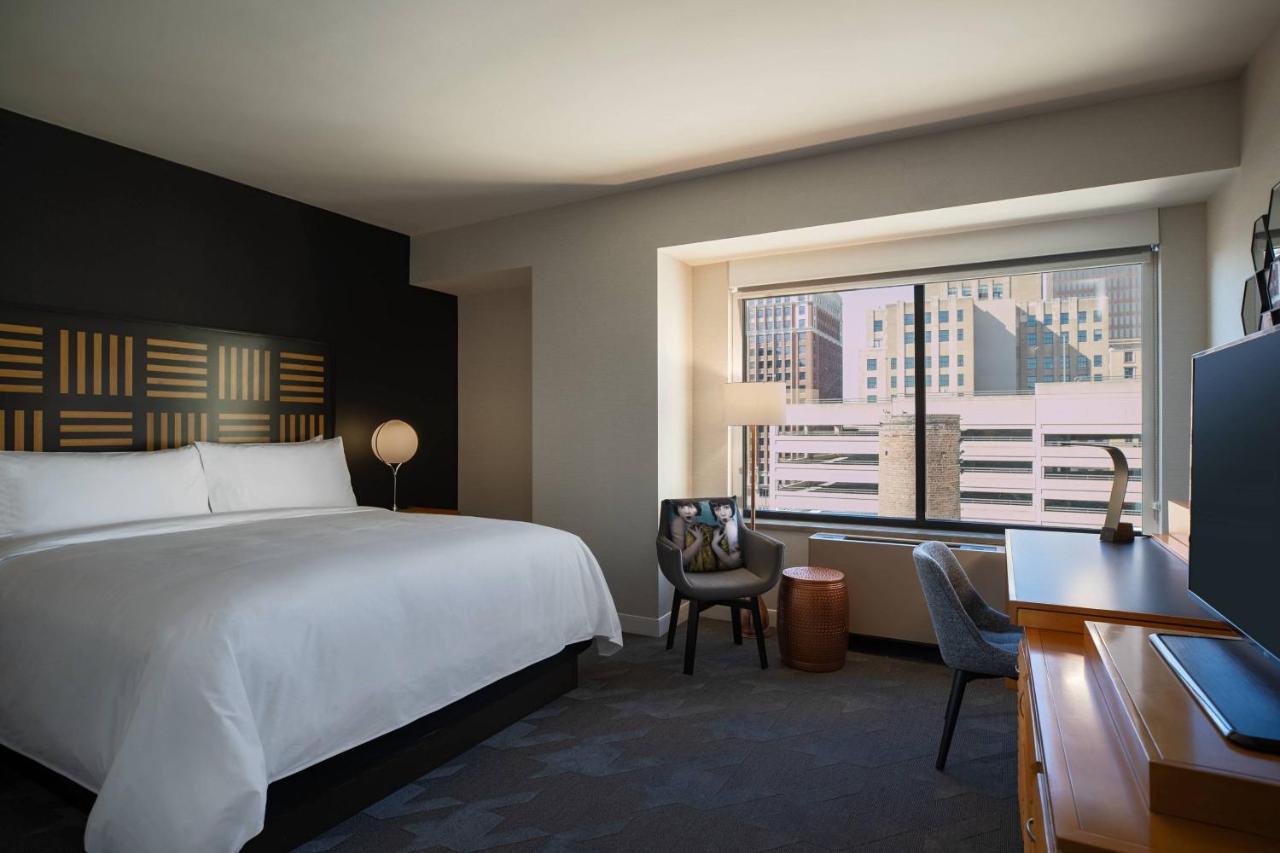 | Renaissance Des Moines Savery Hotel
