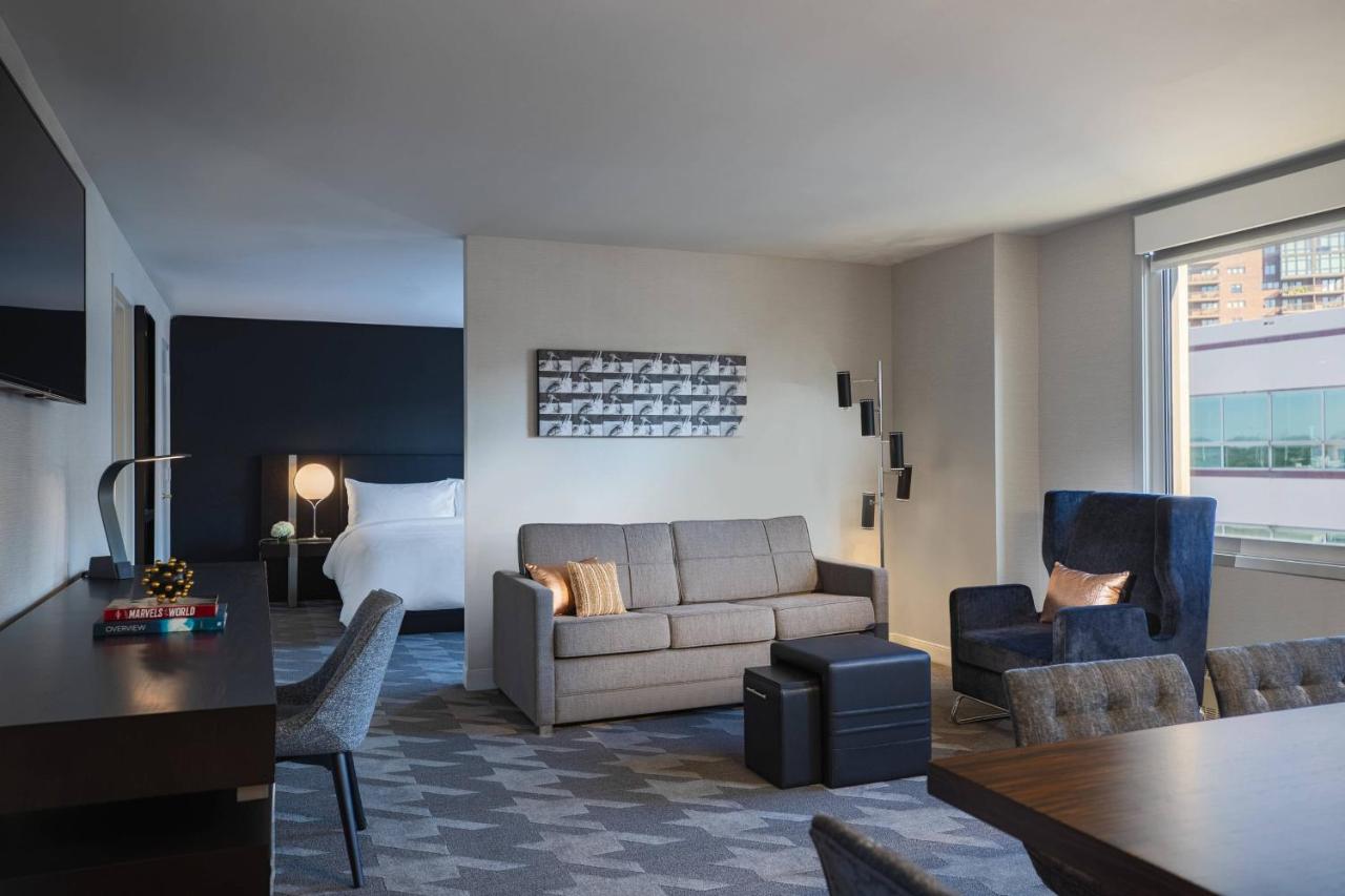 | Renaissance Des Moines Savery Hotel