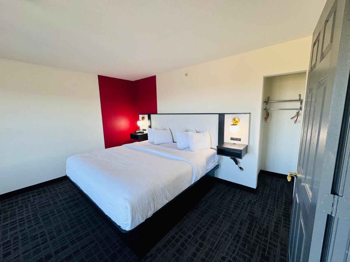 King One-Bedroom Suite - Track View/Non-Smoking at Ramada by Wyndham Sparta/At Speedway