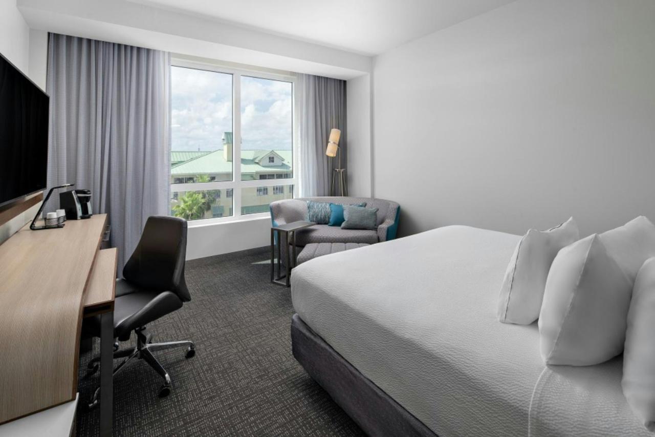 Guest room, 1 King, Sofa bed, Coastline view at Courtyard by Marriott Delray Beach