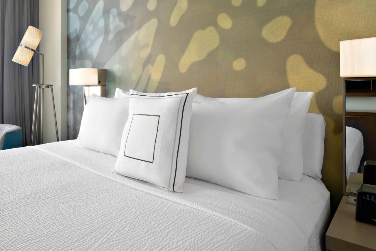 Guest room, 1 King, Sofa bed, Coastline view at Courtyard by Marriott Delray Beach