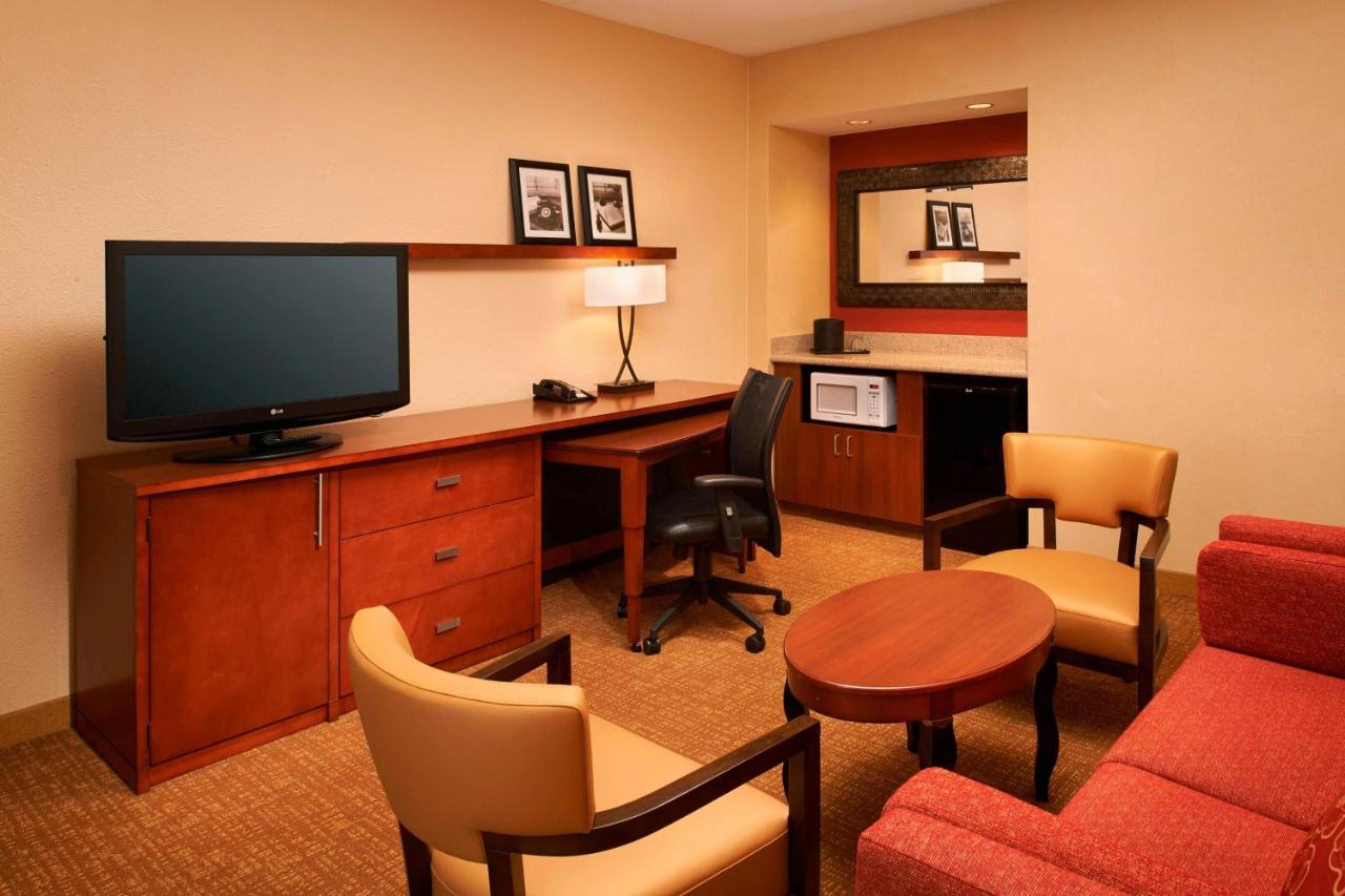 Double Suite with Two Double Beds and Sofa Bed at Courtyard by Marriott Toledo Airport Holland