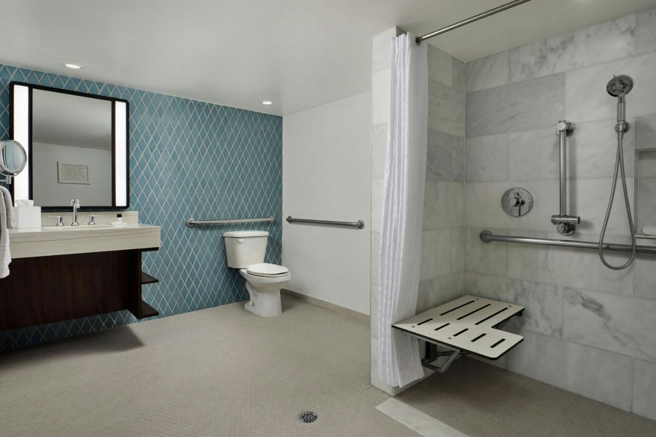 Classic Queen Room (No Resort Fees) at Triada Palm Springs, Autograph Collection by Marriott
