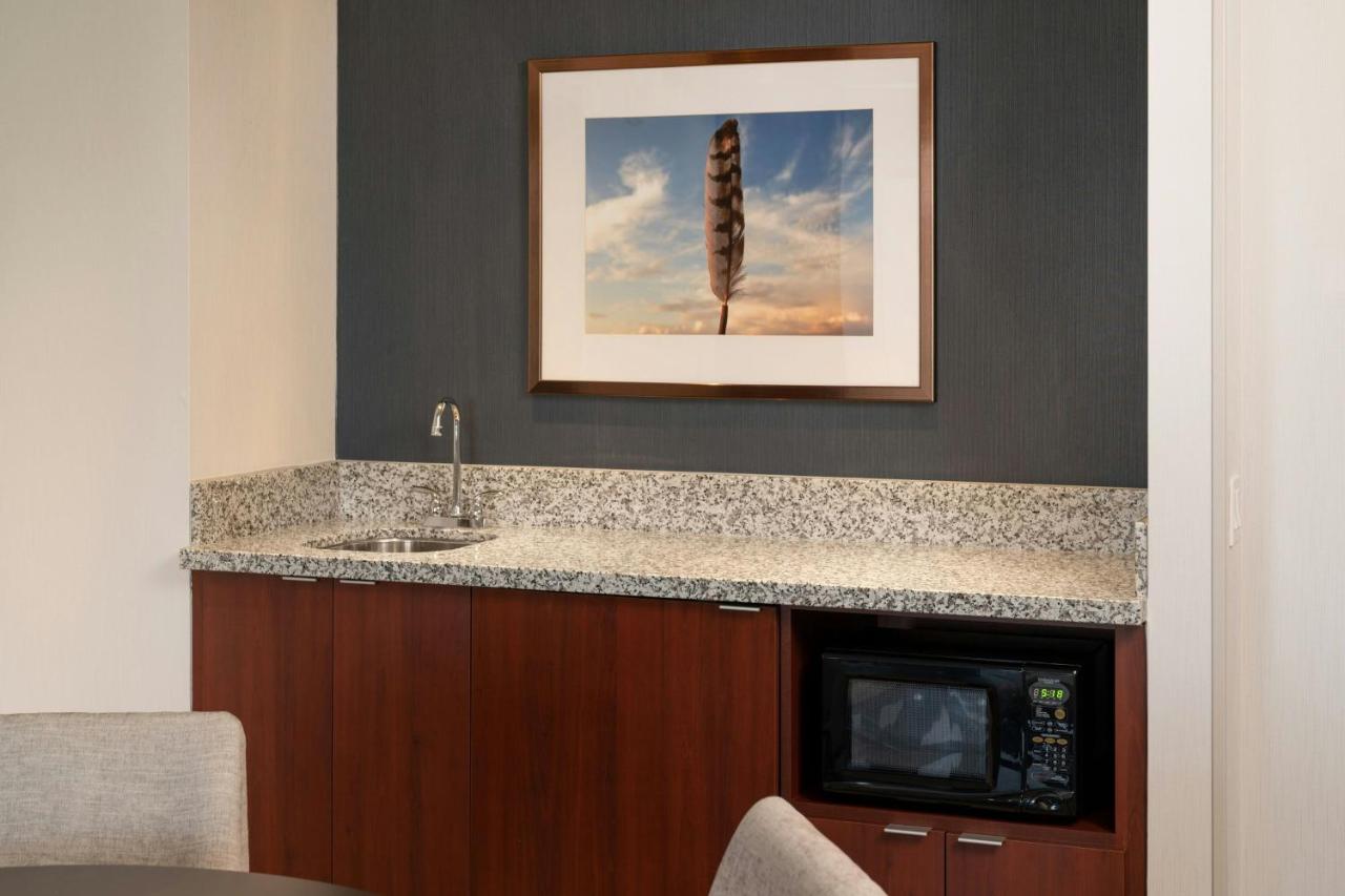 One-Bedroom King Suite with Sofa Bed at Courtyard Scottsdale Salt River