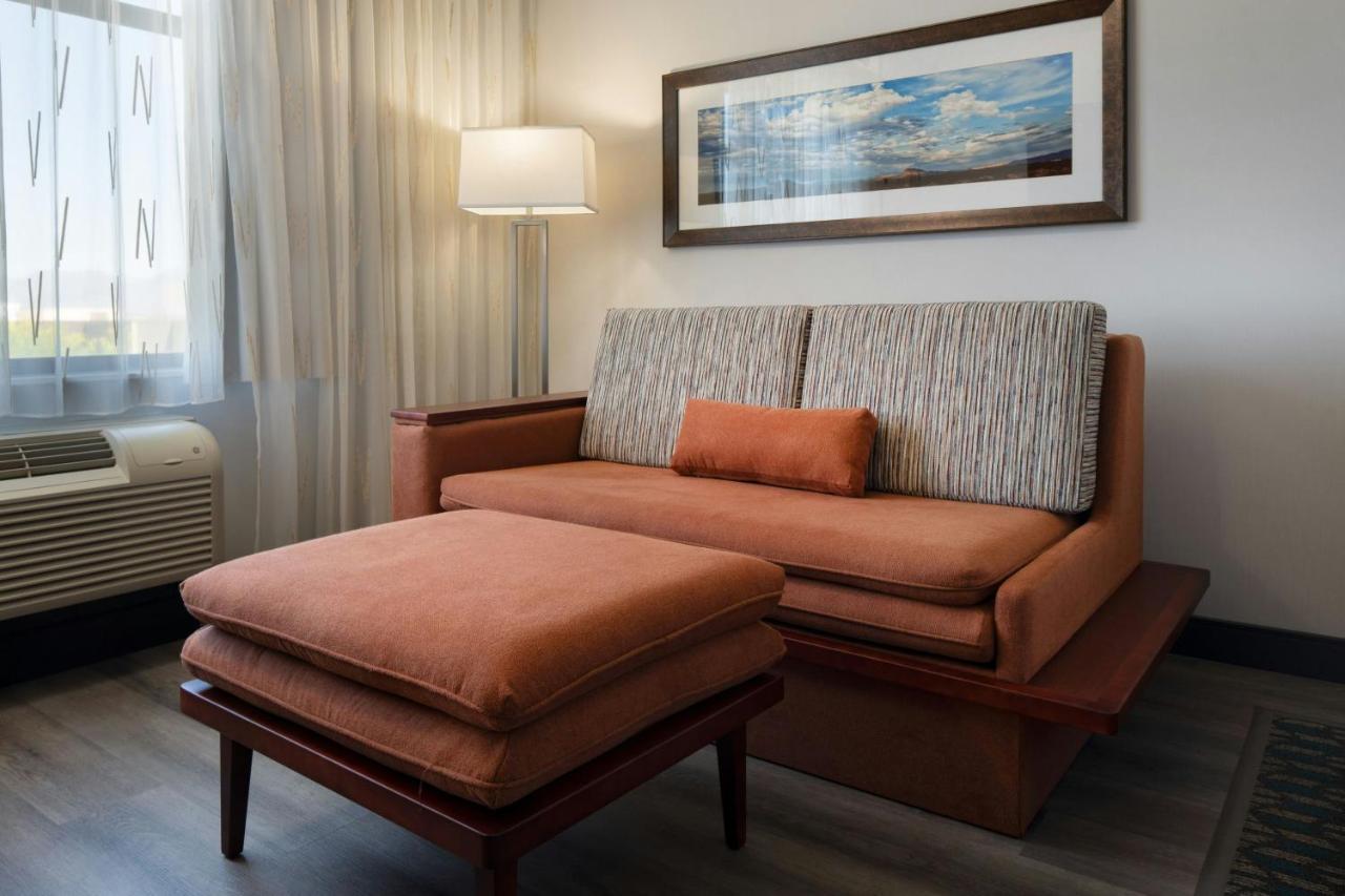 One-Bedroom King Suite with Sofa Bed at Courtyard Scottsdale Salt River