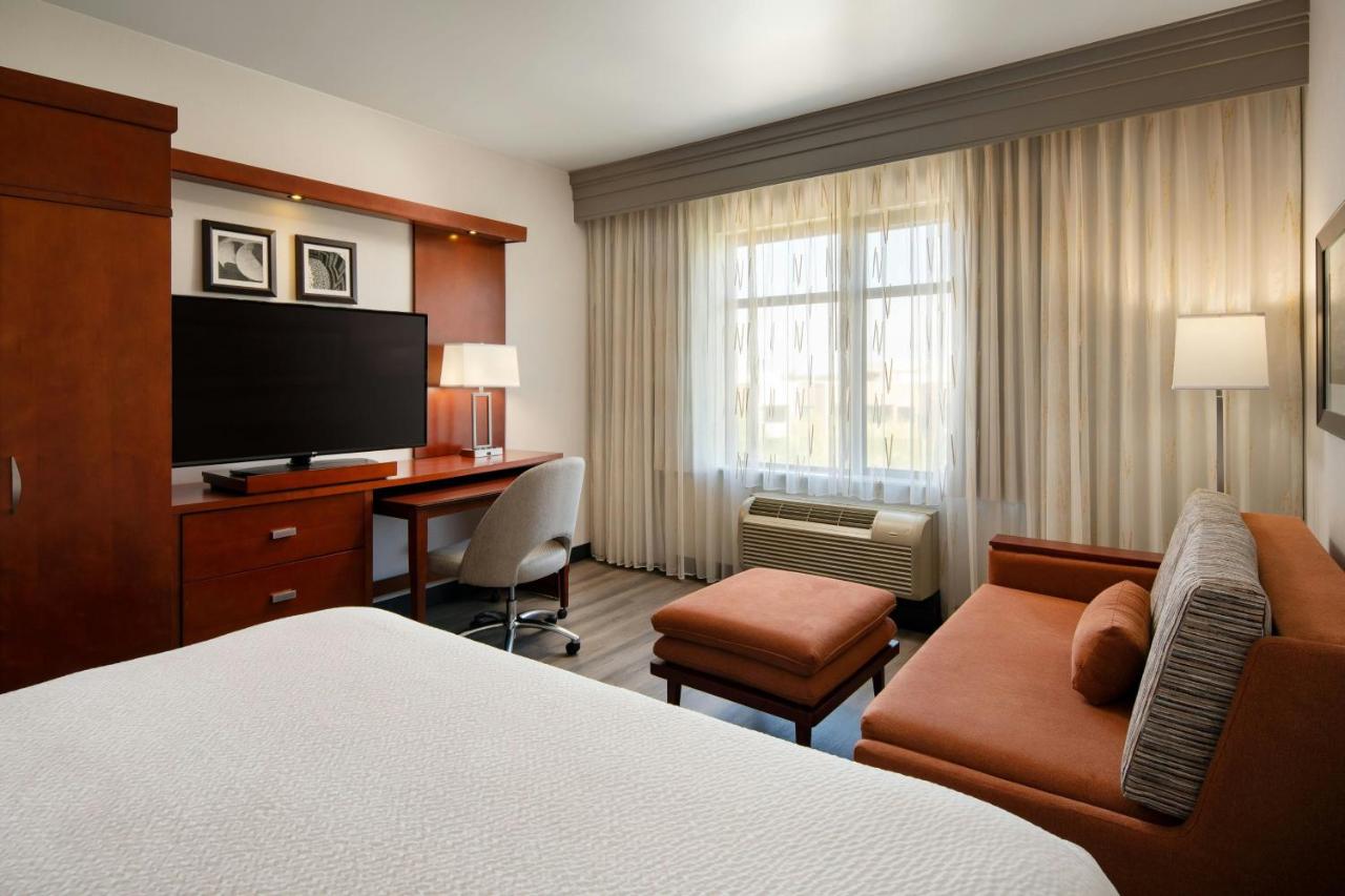 King Room with Sofa Bed at Courtyard Scottsdale Salt River