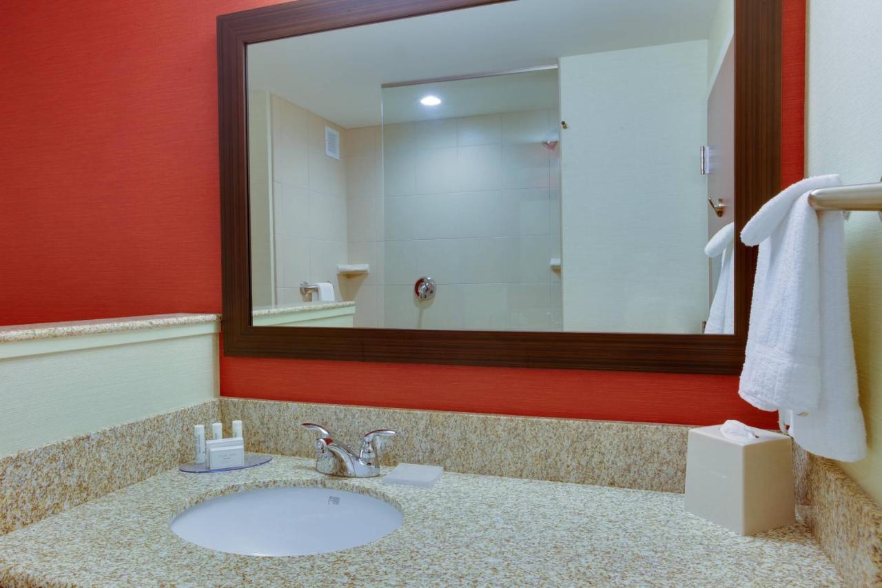 | Courtyard by Marriott Pittsburgh North/Cranberry Woods