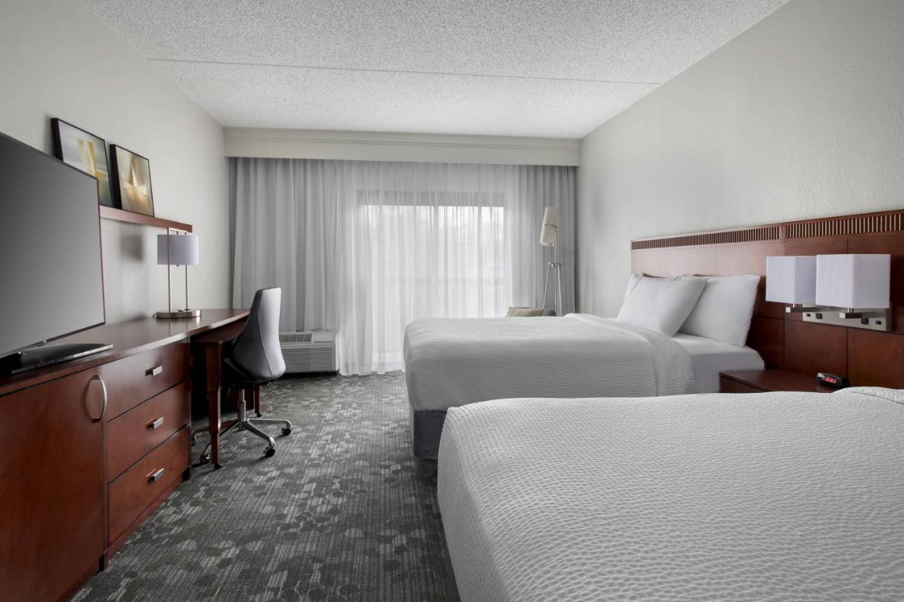 Queen Room with Two Queen Beds at Courtyard by Marriott Lincroft Red Bank