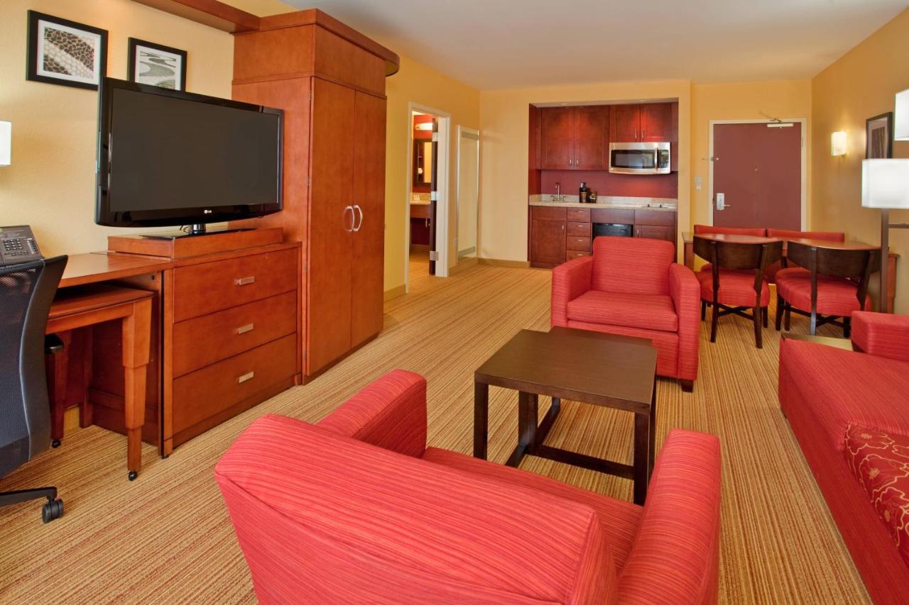 | Courtyard by Marriott Pittsburgh North/Cranberry Woods