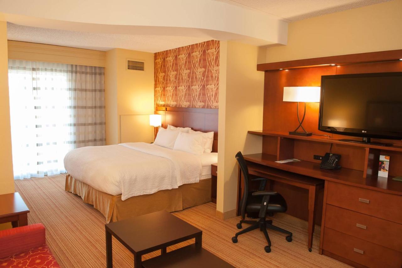 | Courtyard by Marriott Pittsburgh North/Cranberry Woods