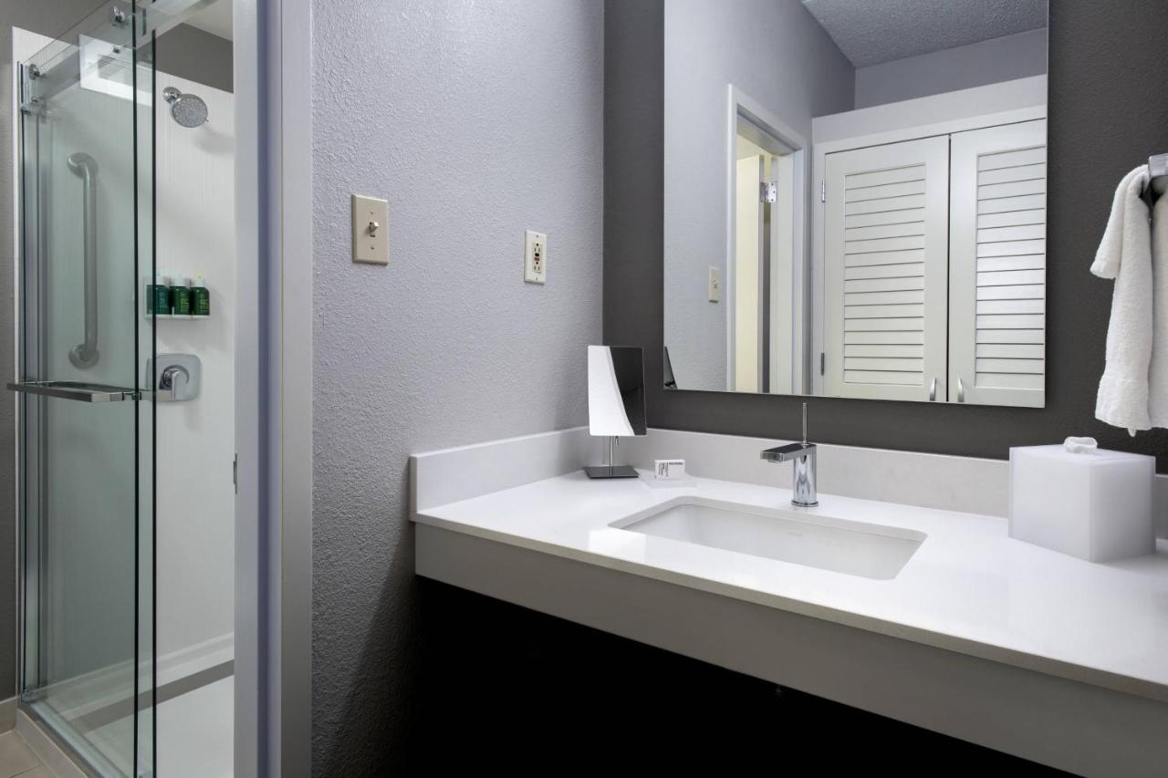 Queen Room with Two Queen Beds at Courtyard by Marriott Lincroft Red Bank