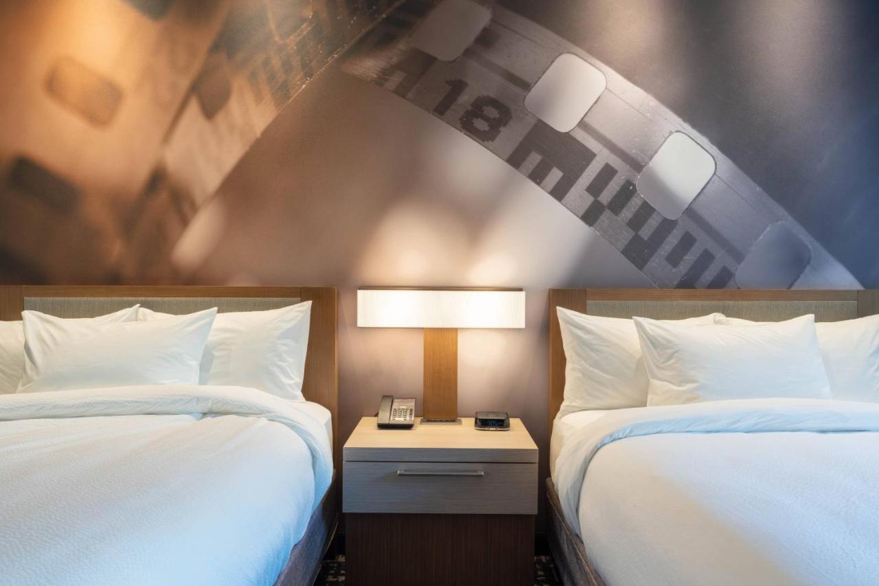 Guest room, 2 Queen at Courtyard by Marriott Thousand Oaks Agoura Hills