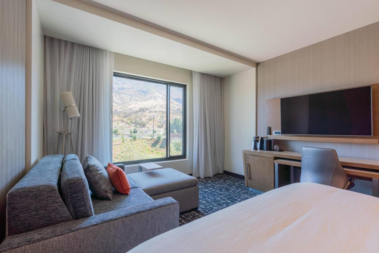 Guest room, 1 King, Sofa bed at Courtyard by Marriott Thousand Oaks Agoura Hills