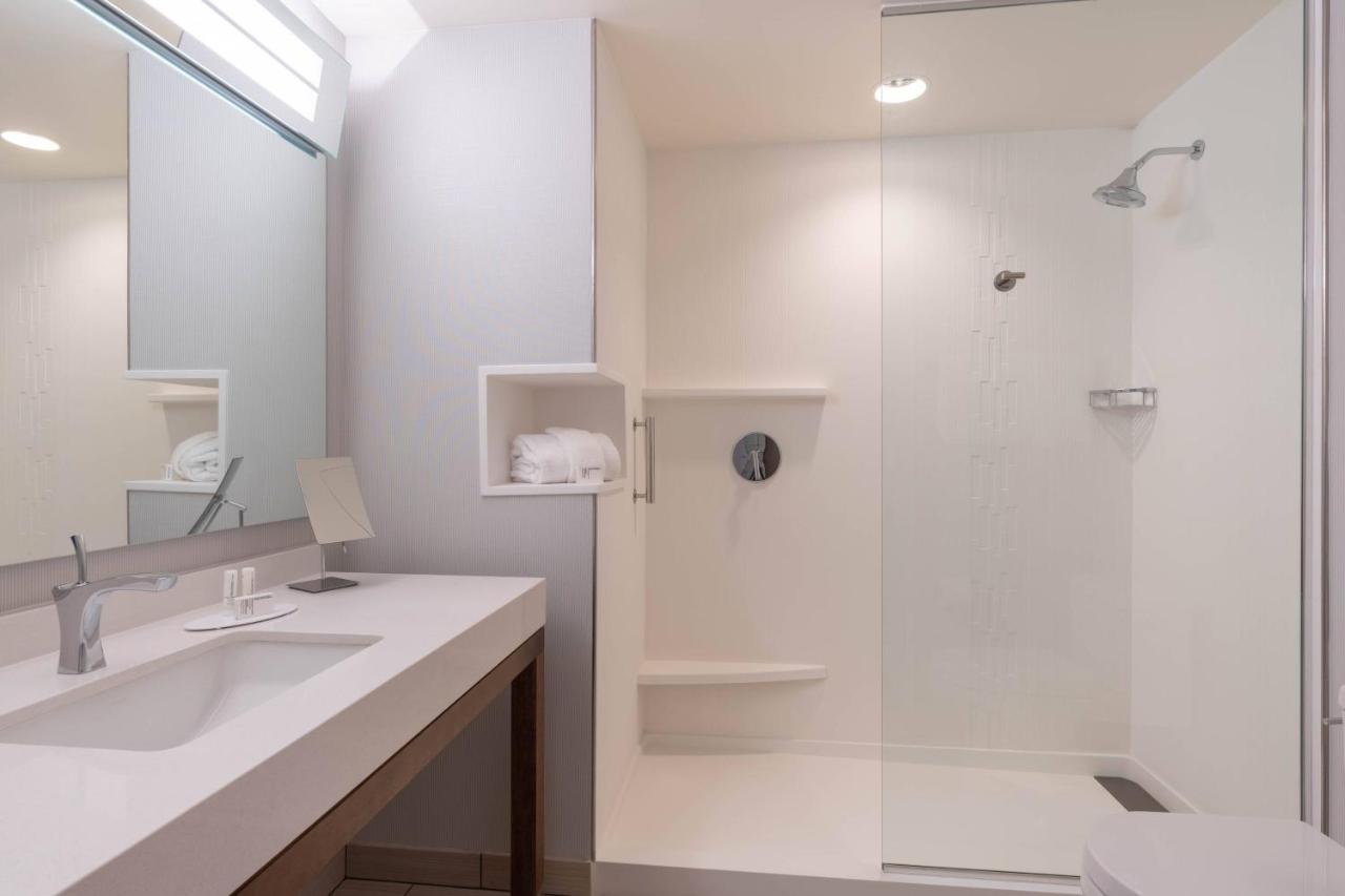Guest room, 1 King, Sofa bed at Courtyard by Marriott Thousand Oaks Agoura Hills