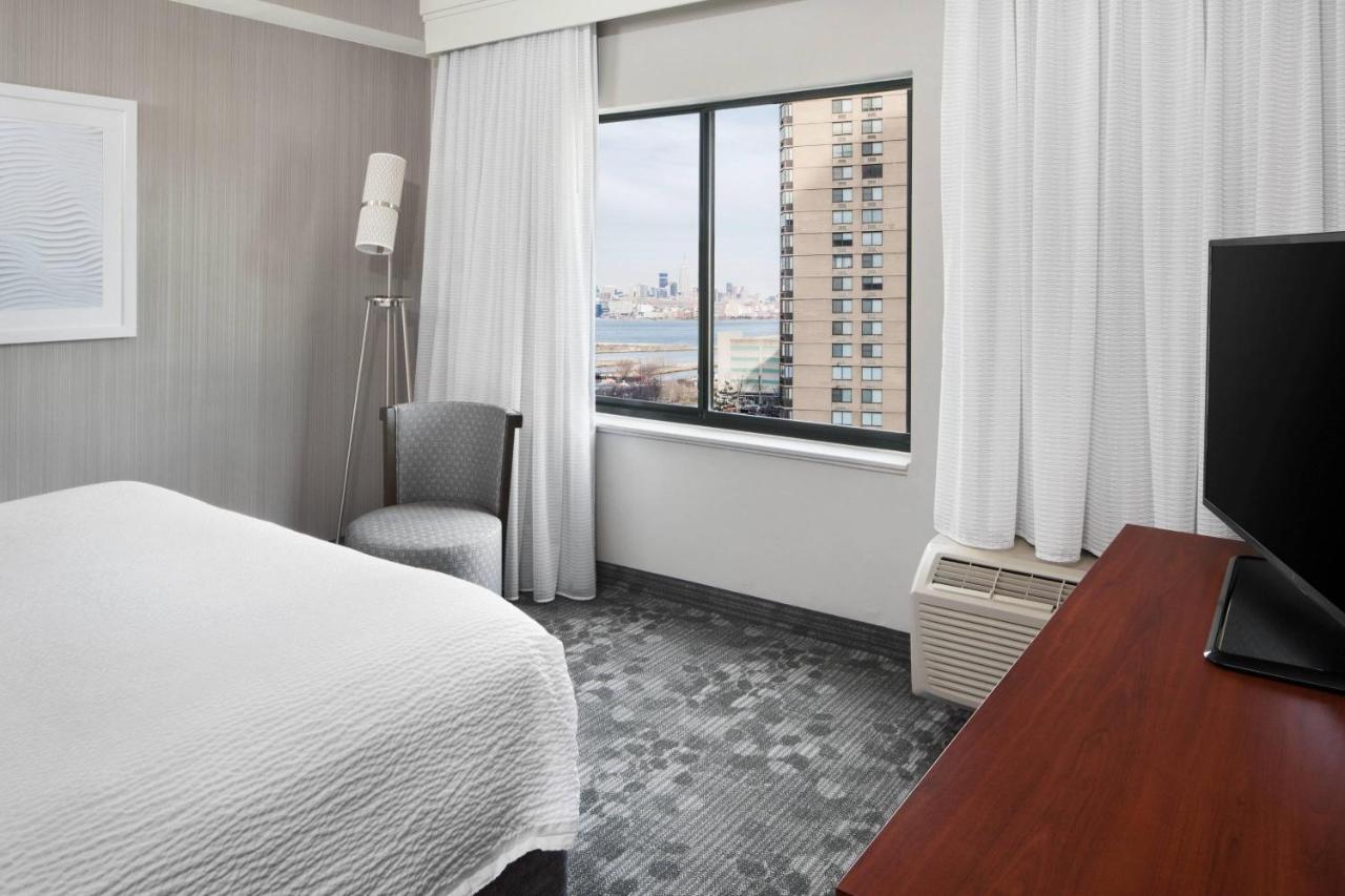 | Courtyard Jersey City Newport