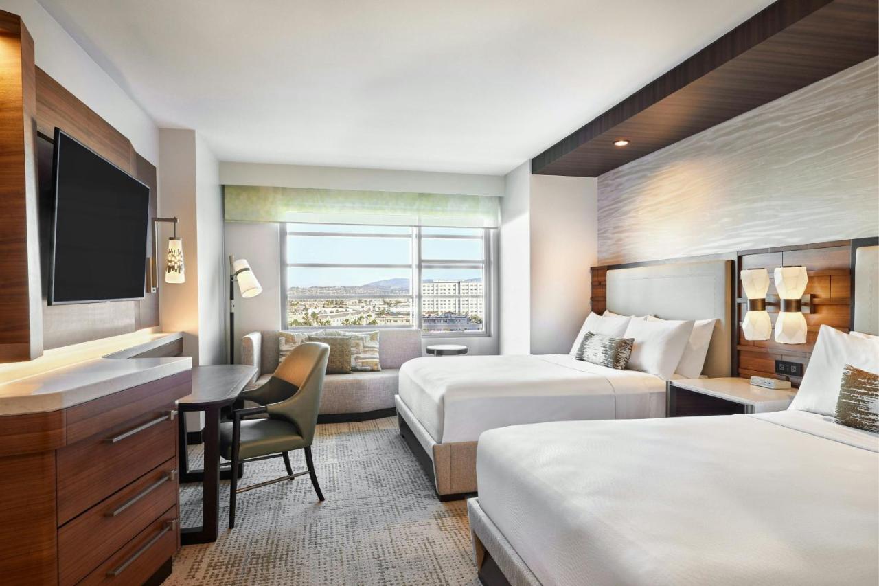 Concierge level, Guest room, 2 Queen at JW Marriott Anaheim Resort
