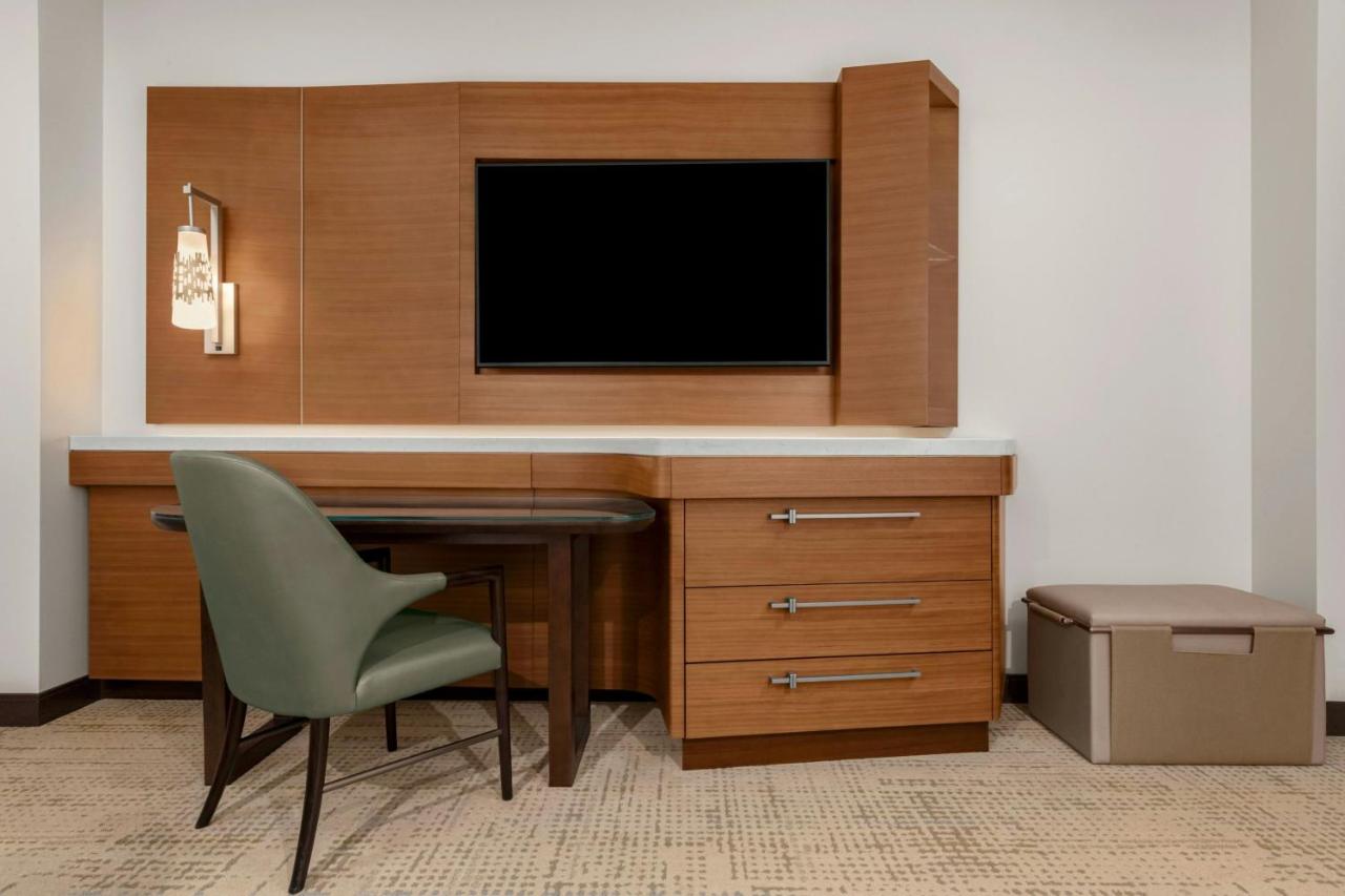 Guest room, 1 King, Trundle bed, Pool view at JW Marriott Anaheim Resort