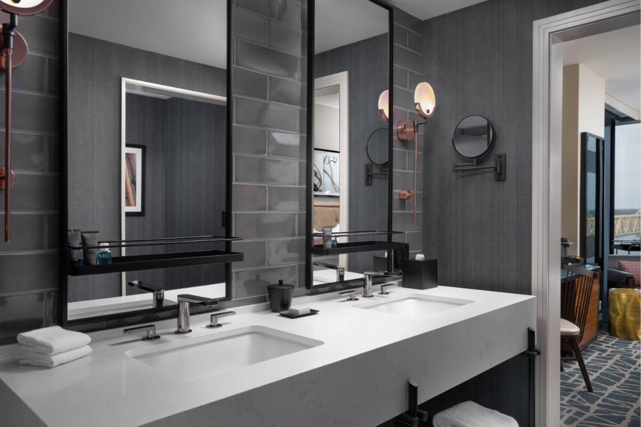 Guest room, 1 King, River view, Corner room at Hotel Distil, Autograph Collection