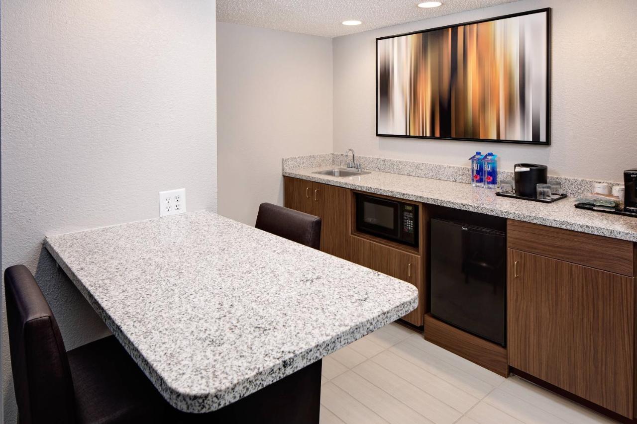 1 Bedroom Suite, 1 King at Courtyard by Marriott Fort Lauderdale North/Cypress Creek
