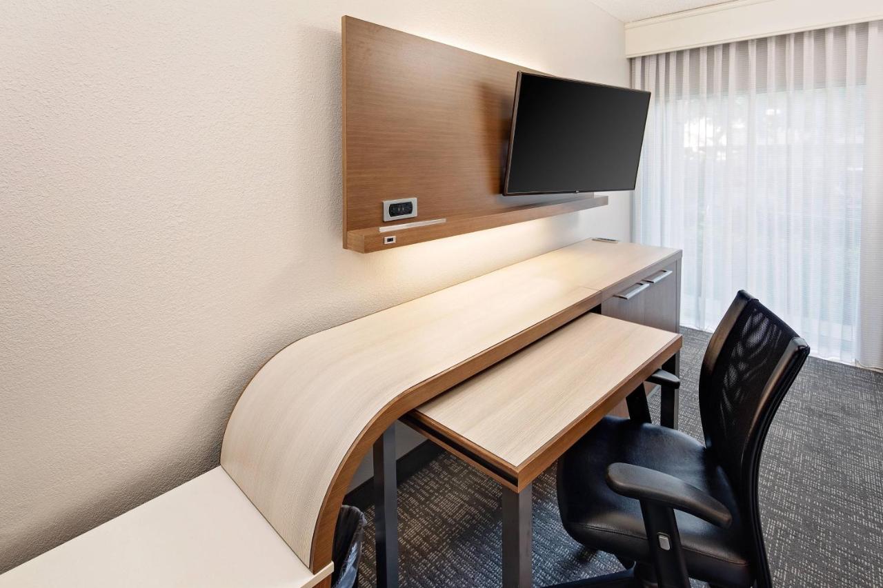 Deluxe Guest room, 1 King, Courtyard view, Balcony at Courtyard by Marriott Fort Lauderdale North/Cypress Creek