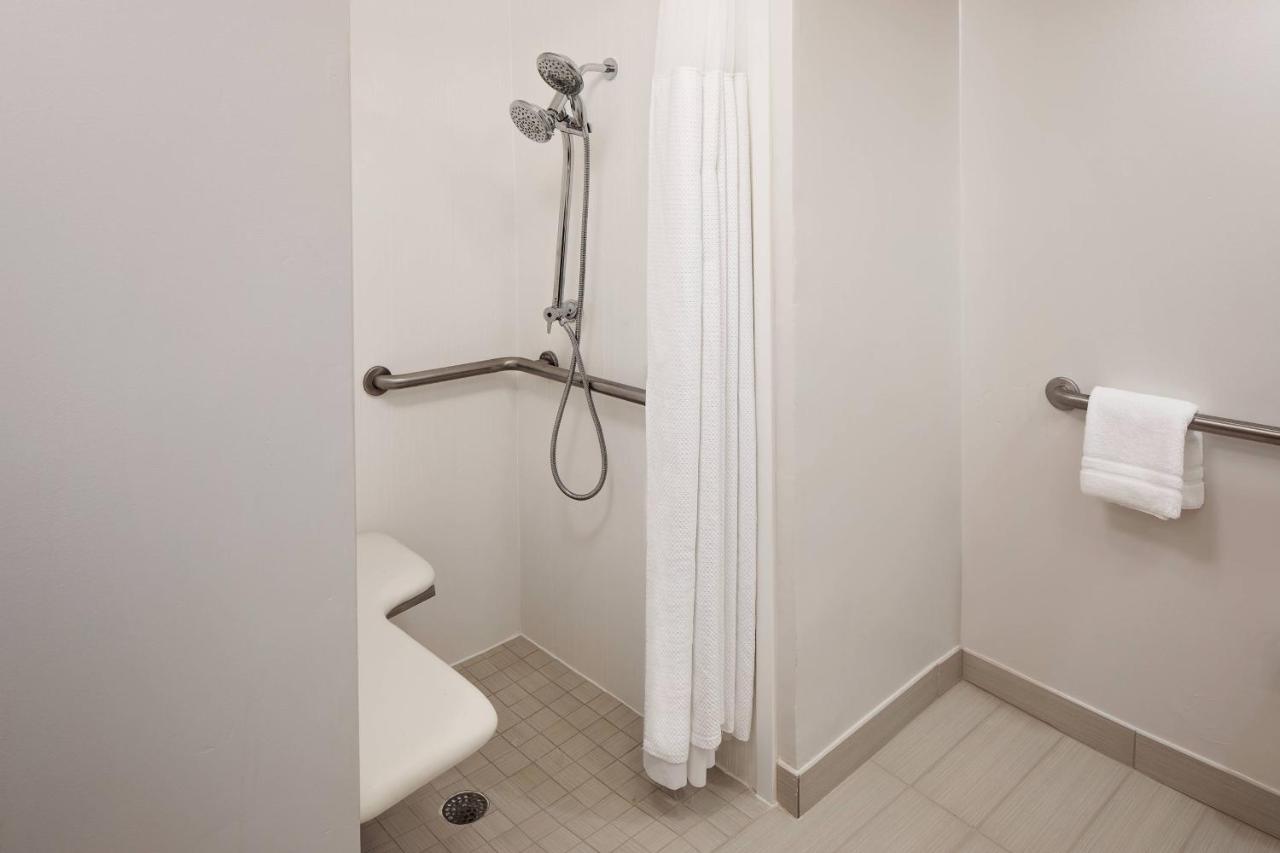 1 Bedroom Suite, 1 King at Courtyard by Marriott Fort Lauderdale North/Cypress Creek