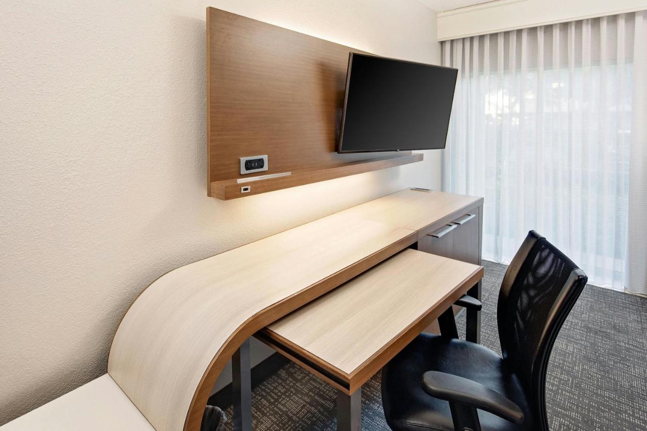 Deluxe Guest room, Double, Courtyard view, Balcony at Courtyard by Marriott Fort Lauderdale North/Cypress Creek
