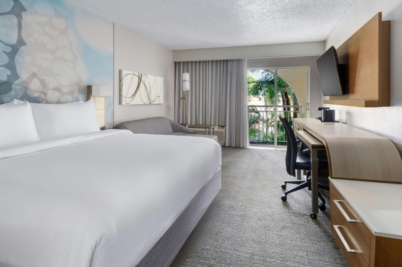 Deluxe Guest room, 1 King, Courtyard view, Balcony at Courtyard by Marriott Fort Lauderdale North/Cypress Creek
